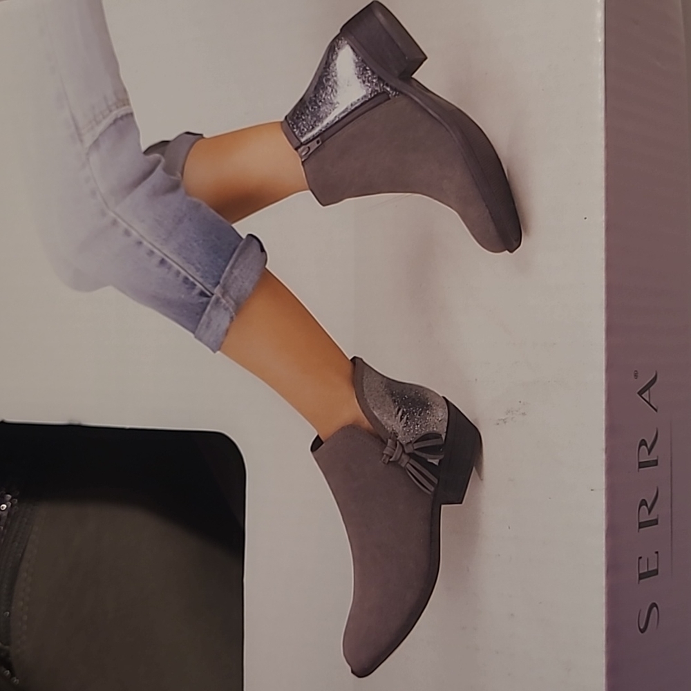 New in box! Serra girls 4 shiny metallic accents ankle bootie shoes with tassels